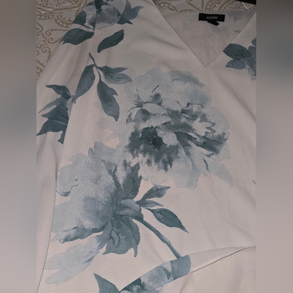 Beautiful Floral Alfani Career / Dress Blouse - Picture 5 of 9